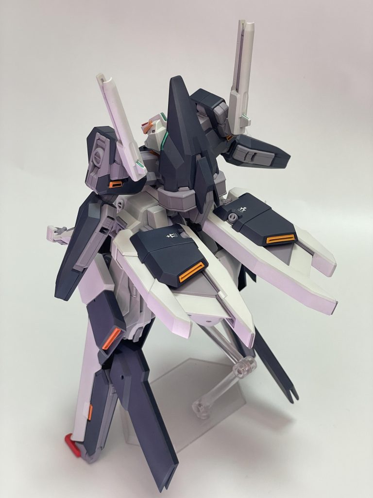 ラッチにはボールジョイントを仕込んでいるため、バインダーを跳ね上げることが可能になっています。