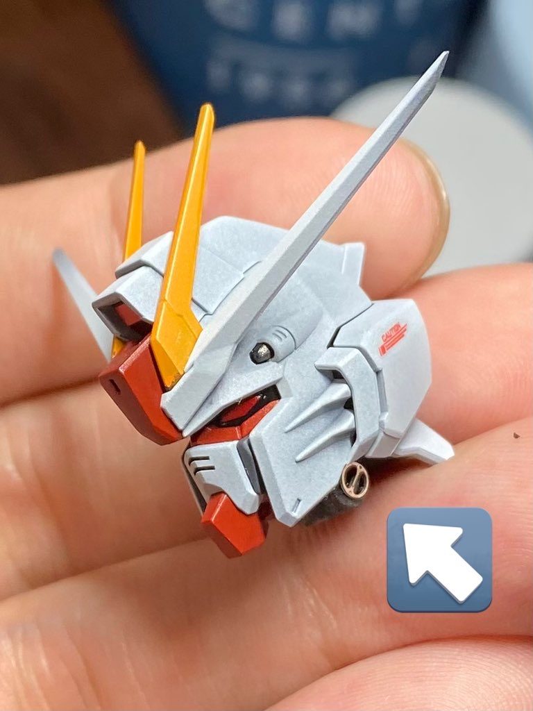 ヘッドのアンテナのシャープ化、ツインアイをレッドにカラー変更。首元にキラッと光るエッチングパーツも仕込んでます。チラ見えするのが好きです。