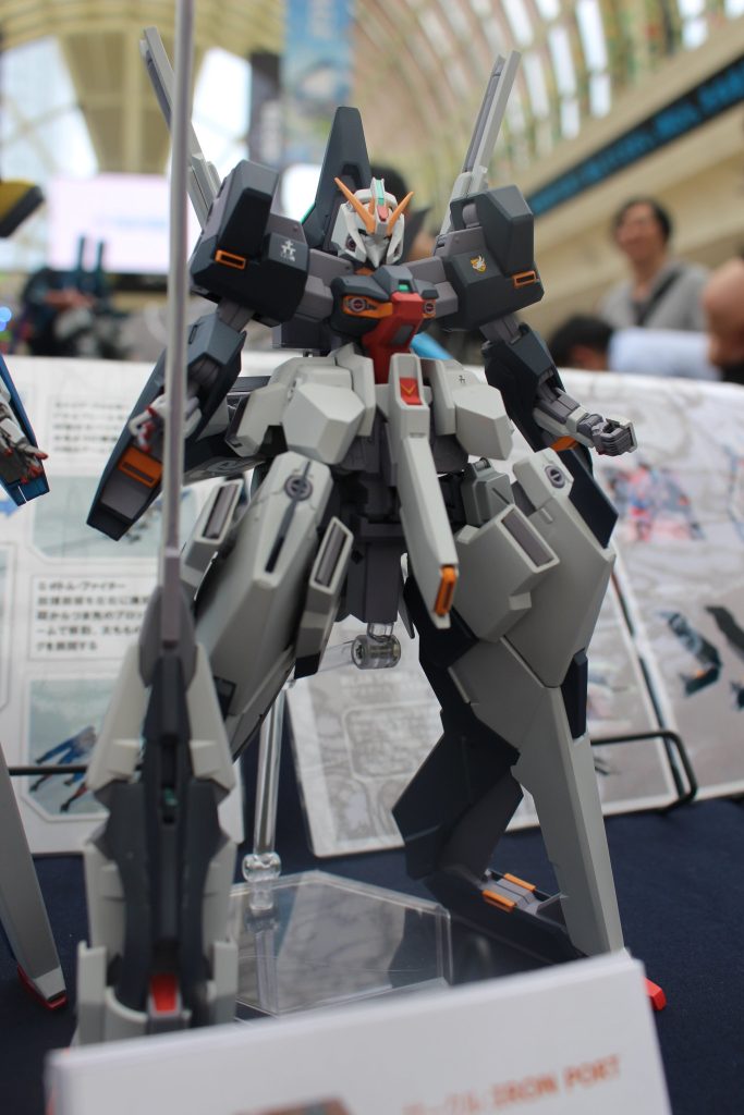 展示会での写真となりますが、友人がいいカメラで撮ってくれたのでオマケで載せておきます。今回はキットのスケール感を崩さず設定画に寄せるのに苦労しましたが、だいぶ満足いく体型にできました。3Dプリンターの使い勝手もわかってきたので、この調子で未キット化機体を再現していきたいです。