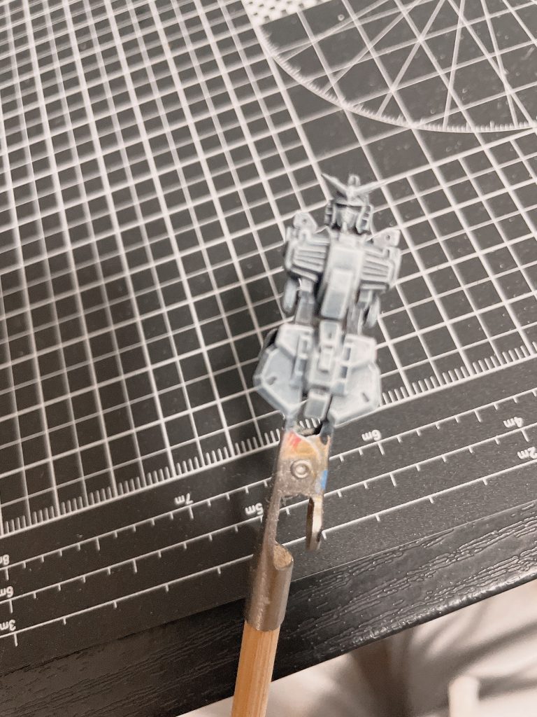 制作は下地にグレー →ホワイトをドライブラシして色を塗るスラップチョップ技法です