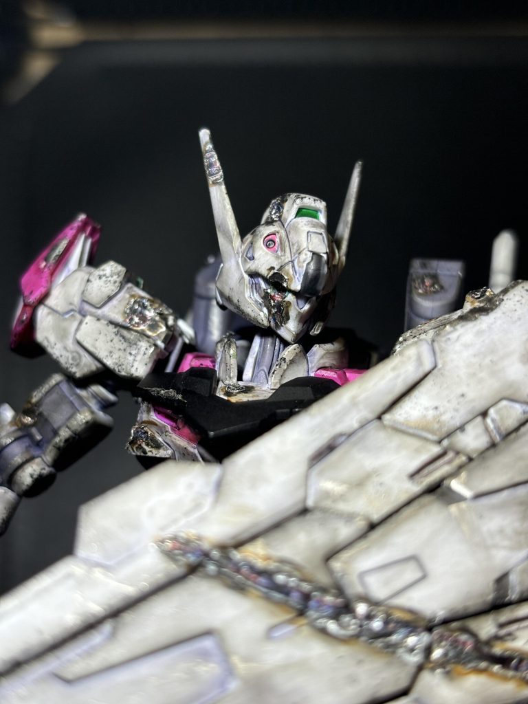 はんだごてで加工した後、ガンダムマーカーのシャインシルバーでえぐれた所を塗り、その上にリアルタッチマーカーのブラック、レッド、ブルー、ブラウンを重ねて金属の焼けを表現しました。