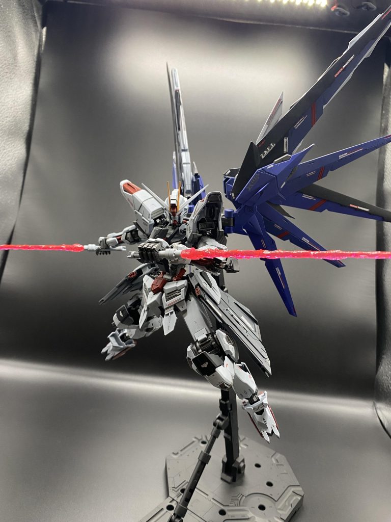 個人的に好きな「カガリは今泣いているんだ！」でアスランのセイバーガンダムをバラバラにしたシーンの再現。ガンダムフレームが優秀すぎて他のキットだと無理がありそうなポージングも難なく決まります。