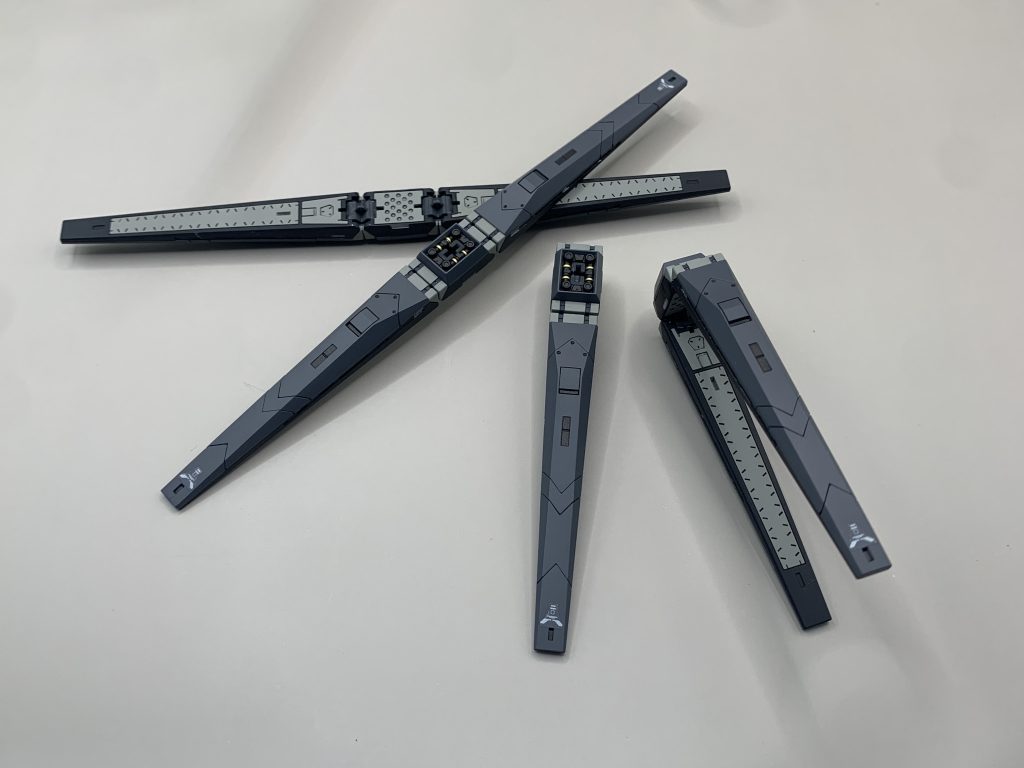 ファンネルたちはマスキングして塗分け。元キットは複雑なカラーリングをパーツ分けで再現されてましたが、今回は派手すぎると思ったので単色にしてます。