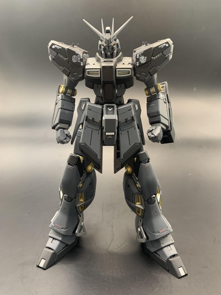 正面から。全体はグレー2色で塗装。ダークグレー部分はパール粒子を混ぜたあとにつや消しトップコートを吹いています。