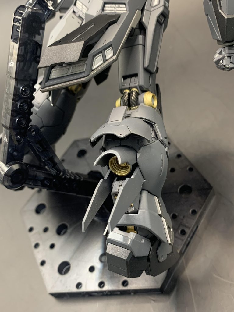 脚部は一番塗分けを頑張りました。ちょっと金色は派手過ぎたかと反省。