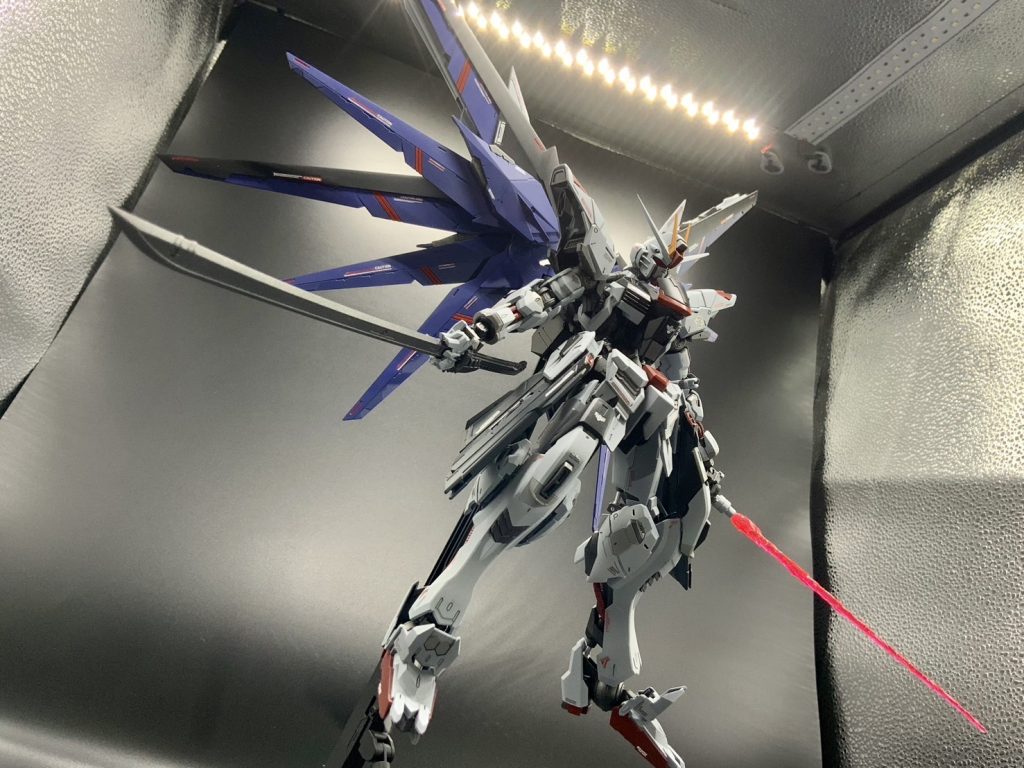 武装は悩みましたが、シンプルに近接武器のみにしました。刀とビームサーベル⚔️ビームサーベルはジェルメディウムを使って「ビームが出てる感」を増しています。