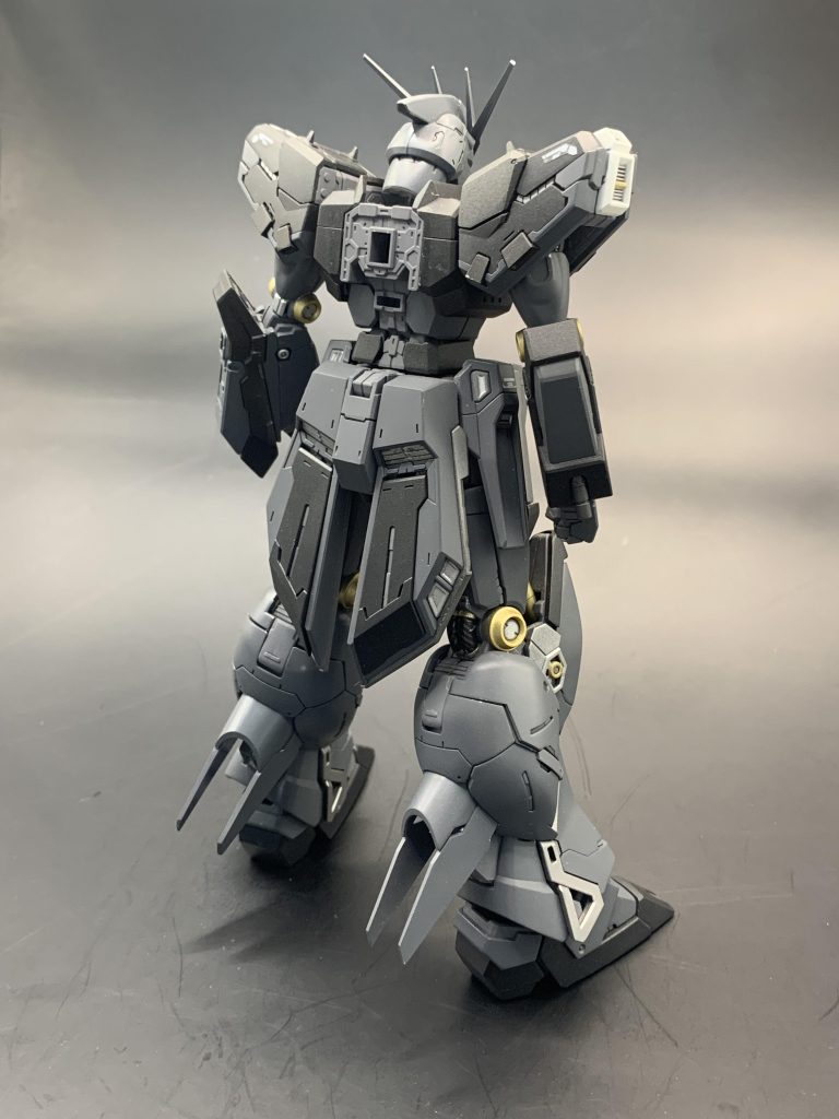 マッシブな背面。肩部が分かりやすいかと思いますが、光の当たり方で鈍く、かつギラっと反射します。お気に入り(gundam-kao2)