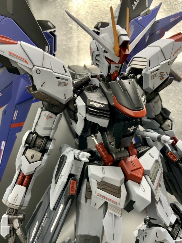 胸部パーツはフリーダムの特徴的なコクピットハッチのパーツを接続軸を改造して使用。バルバトスの醍醐味であるシリンダーパーツとダクトパーツはそのままに。フロントスカートはそのままだと太ももが丸見えでダサかったのでフリーダムのパーツで延長しています。腕はほぼバルバトス。肩の軸を改造してフリーダムの肩が装着出来るように&ジャンクパーツで見栄えを良くしています。赤いパイプがお気に入りです。