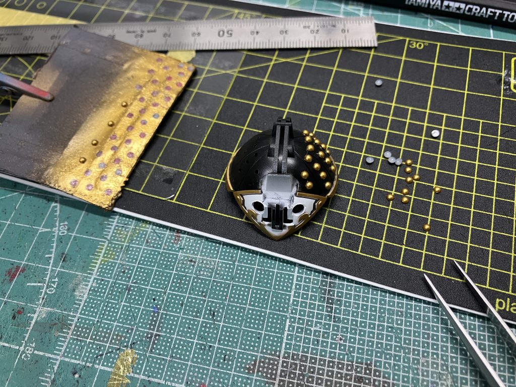 兜のびょうは100均のネイルシールを使いました。