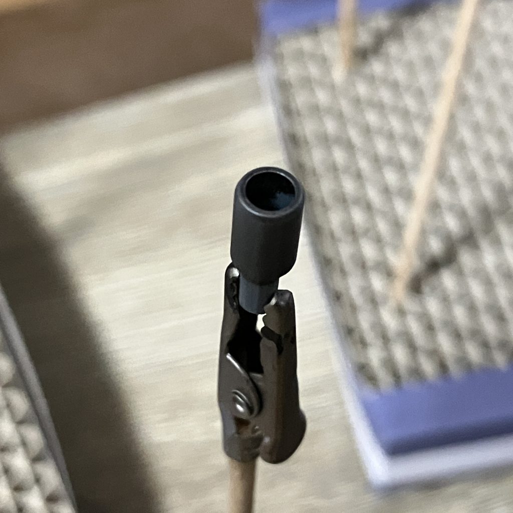 先端部分の反対からランナーの余りを差し込んで接着。本体側、先端側、各々部分塗装とウェザリングを済ませてから組立。きれいに汚せて、若干のディテールアップにもなって一石二鳥。