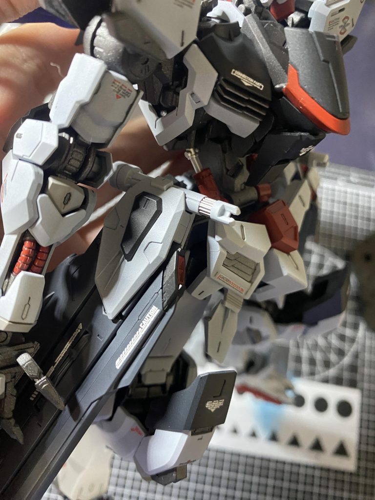 腰のビームサーベルはそのままだと挟んで保持するので塗装剥げしますし、だからといって削ると保持出来なかったので、ネオジム磁石を仕込んで手軽に取り外し出来るようにしています。