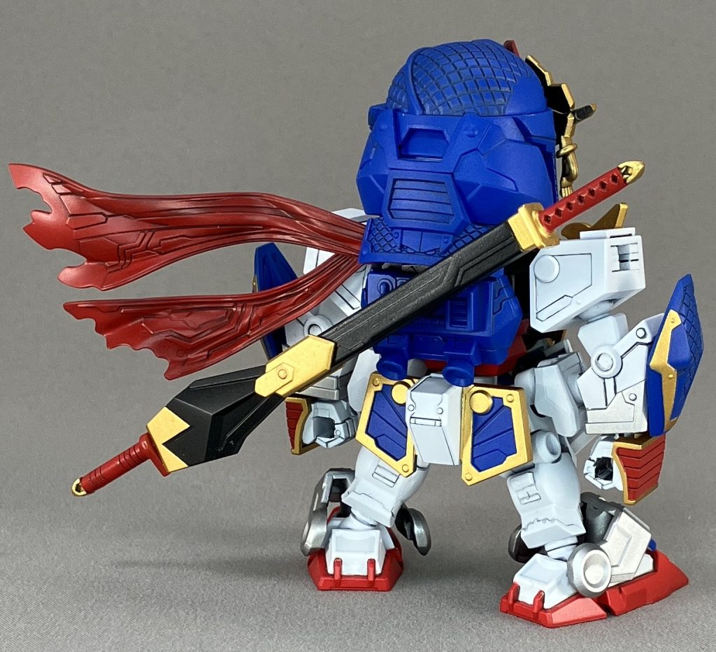 さやはサイドスカートを合わせて刀2本が入るようにして、刀はさやに収まるように短くシンプルにしました。隠密の兜（？）が干渉するので、バックパックは3mmほど下げました。