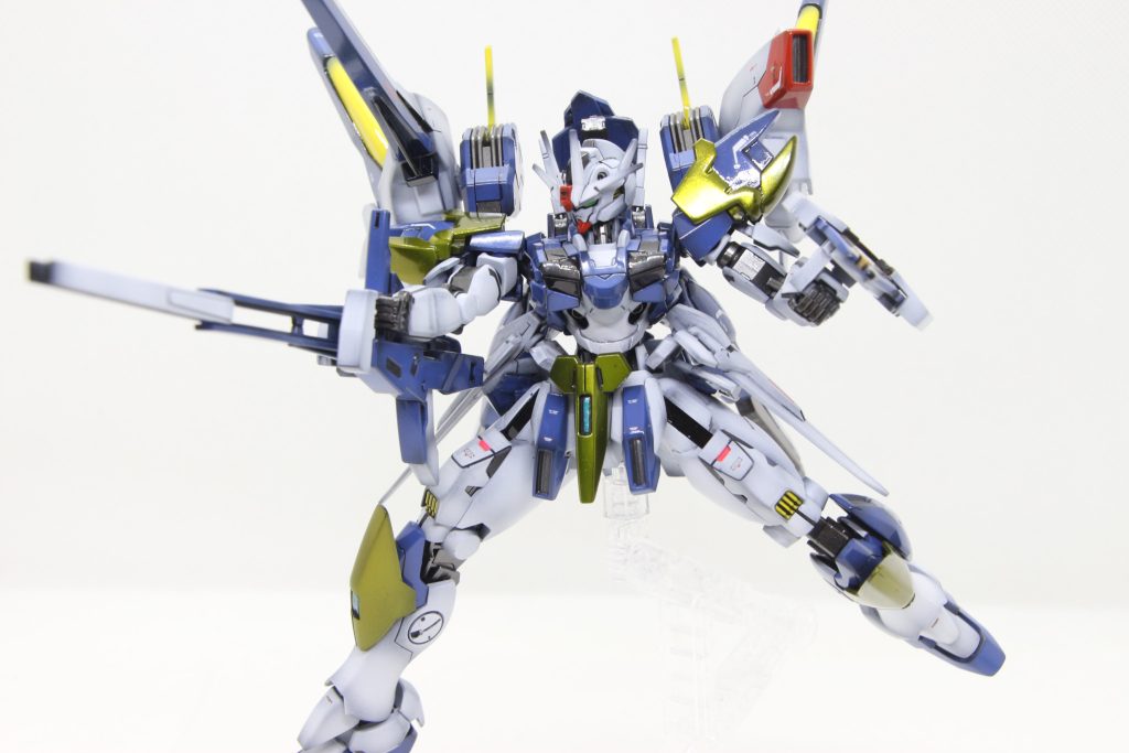 光沢とつや消しを分けてグラデーションをかけて塗装しましたアサルトパーツの金の部分はボーンペイントを使用