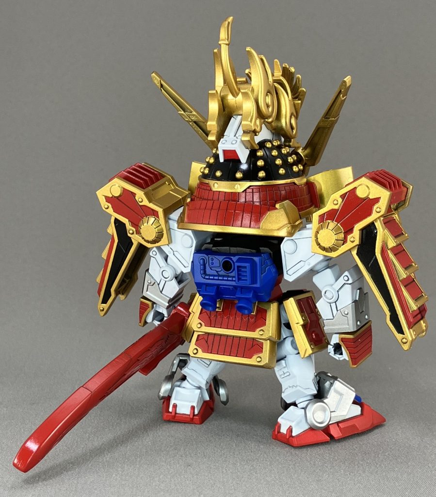 ・農丸頑駄無武者の鎧は長いので短く切りました。ツノは直線的が良かったので、エアリアルのパーツに変更しました。