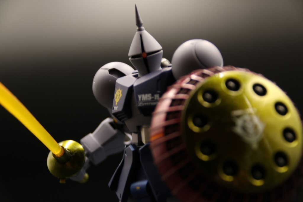 盾・サーベルはクリアでツヤ出してます爆発物の盾で敵の攻撃を受けるのだから、それはさぞスペシャルなコーティングなり加工なりされているんだろうって解釈でキャンディ塗装やりたい欲を満たしました笑関節部はメタリック塗装のまま、外装はガイア様のEXフラットクリアです