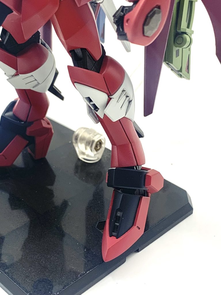 脚部をはじめ、各種エッジはプラ板や瞬着を盛って削り込んで尖らせてます。