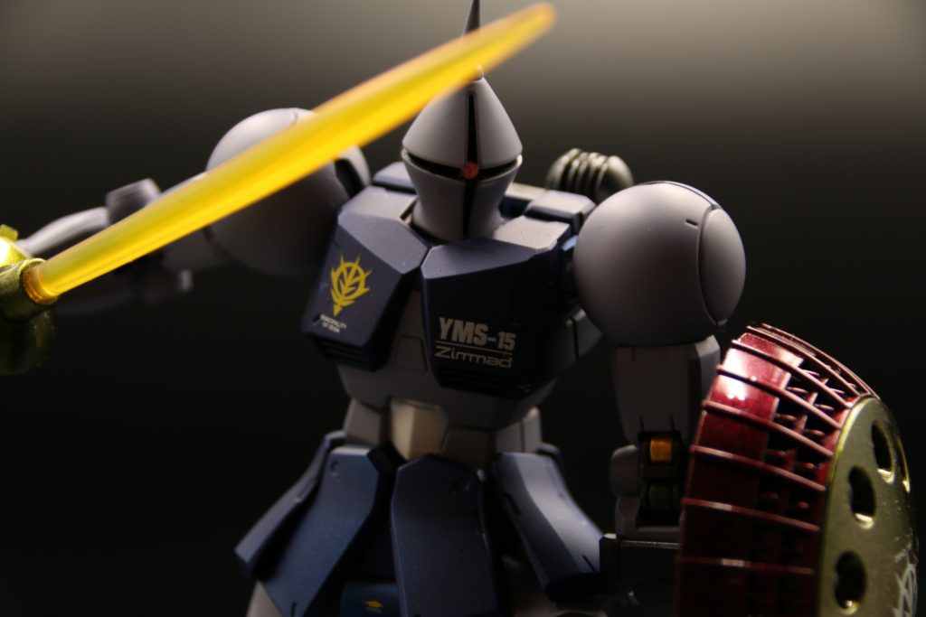 地味ですが合わせ目は全て消しました頭部のアンテナも尖らせてみましたんで撮影時には面倒でやらなかったんですけどモノアイも稼働加工しました稼働させずに撮影するならわざわざ時間かけてやる必要なかったんじゃ?って思いましたけどディスプレイするときにでも動かしときたいと思います