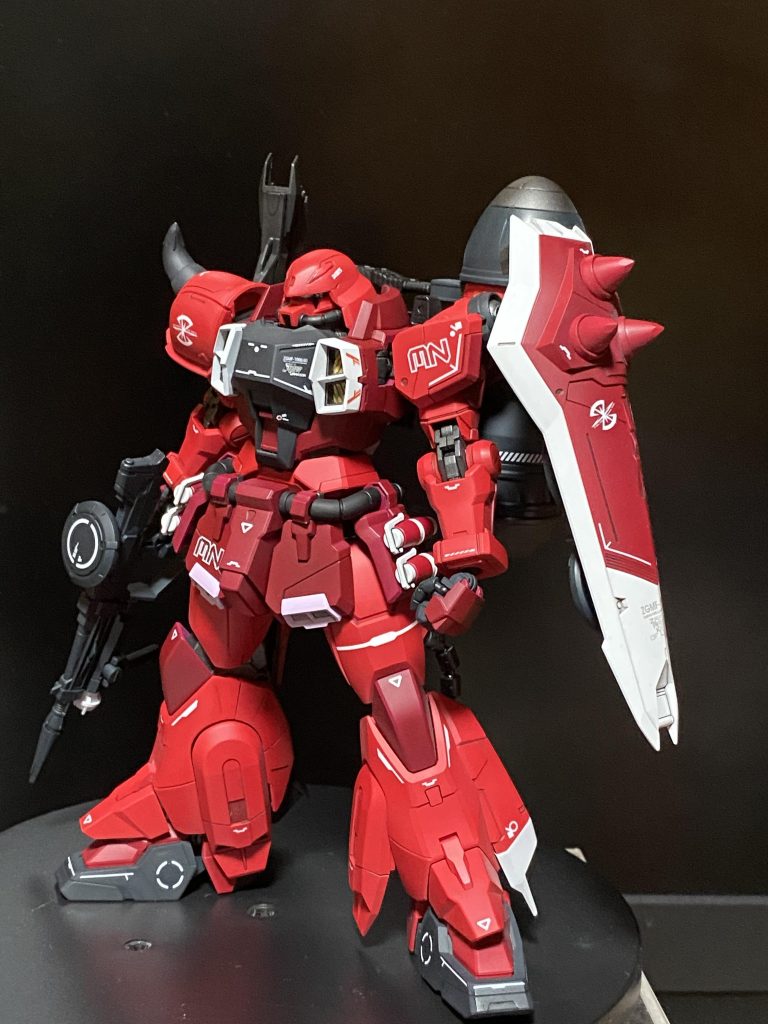 何せ十数年ぶりなのでベタ塗りです。メインの赤は色々混ぜてたまたま出来上がったものをそのまま塗りました。ボディの赤はマルーンをそのまま。デカールはAmazonで売ってた中華デカール。デカールを貼るだけで情報量が増えてそれなりに見えるのが不思議ですね。