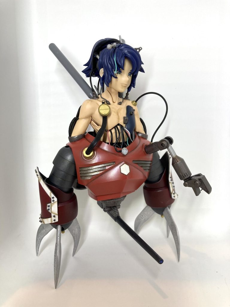 旧キットの1/100ズゴックを使っていてサイズが大きめなので、保管場所の関係で下半身は武器にしました。