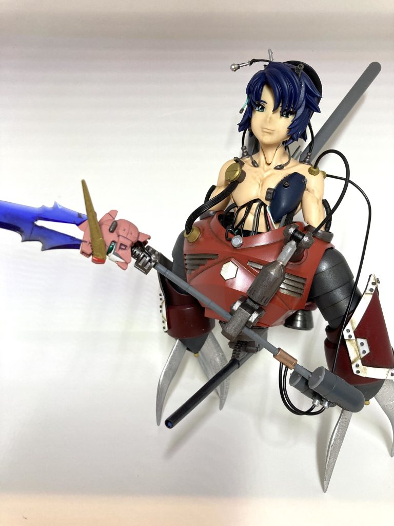 武器を装備しているところ、腕を脚の代わりにしてしまったので、無理やりマニュピレーターを付けて近接武器を持たせました。