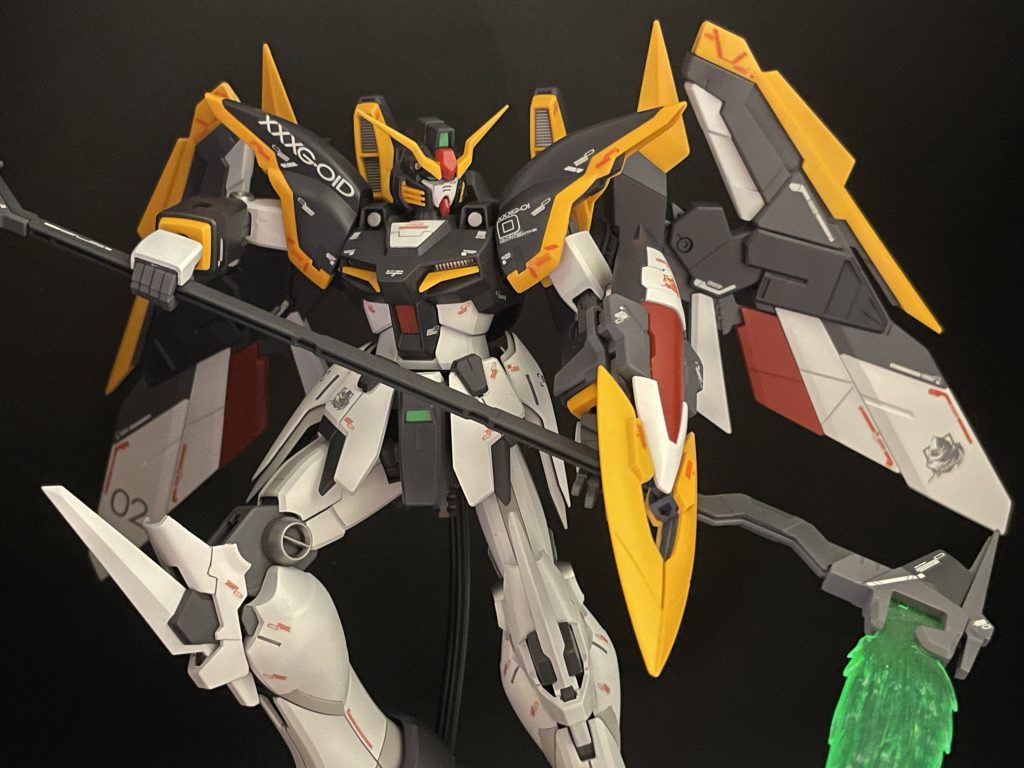 前スカート、羽、シールドと死神マークのデカールを好きなだけ貼りました笑 満足です😆皆さんやっているように、頭部を黒にすることでデスサイズ感が増しました。真っ黒は味気ないと思って選んだガンダムファラクトグレーが良い味出してくれています☺️自分の作品ながら毎回思うのですが、結構かっこいいのでは🤣