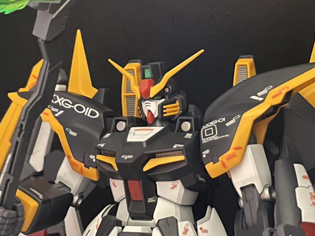 胸部。スペースがあればデカール貼りまくるスタイル😅所々入れたシルバーがお気に入りです。カメラアイは白下地に蛍光グリーンイエローを使っているのですが、どうしても死んだ目になってしまいます…。みんなどうしてるんだろう🤔