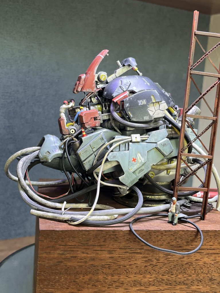 ドムの改修です。作業員が修理してます(gundam-kao8)