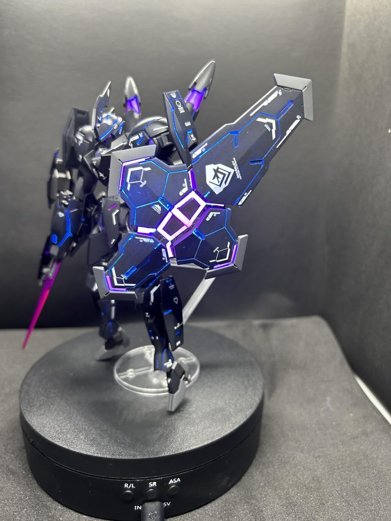 盾側のブラックライトで発光させた状態