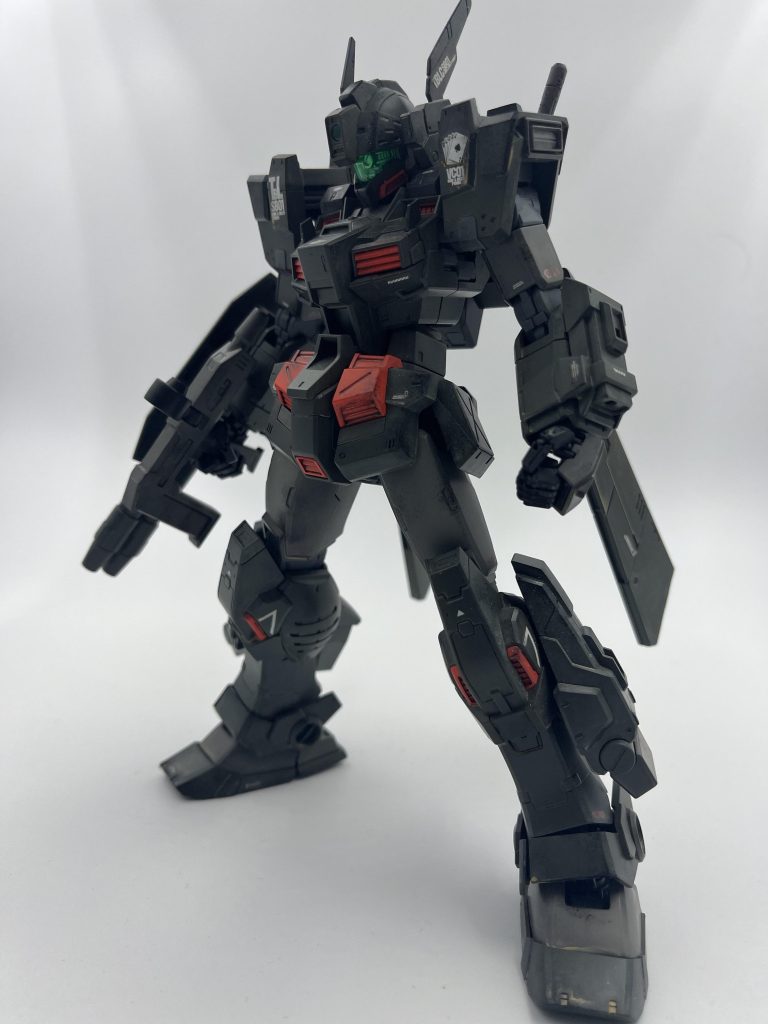 まずはジム・タービュレンスから装甲のカラーは元の色から少し暗めに調色しましたが、結構暗くみえますねフレームはそのままトップコートで仕上げてます。割とそれっぽくみえますがやっぱり塗装してもよかったかもしれませんね…