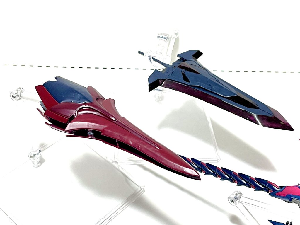 トレーズから贈られたエピオンの拡張装備。エピオン本体に迫るサイズの大型シールド2枚と、実体大剣ヒートグラディウス。