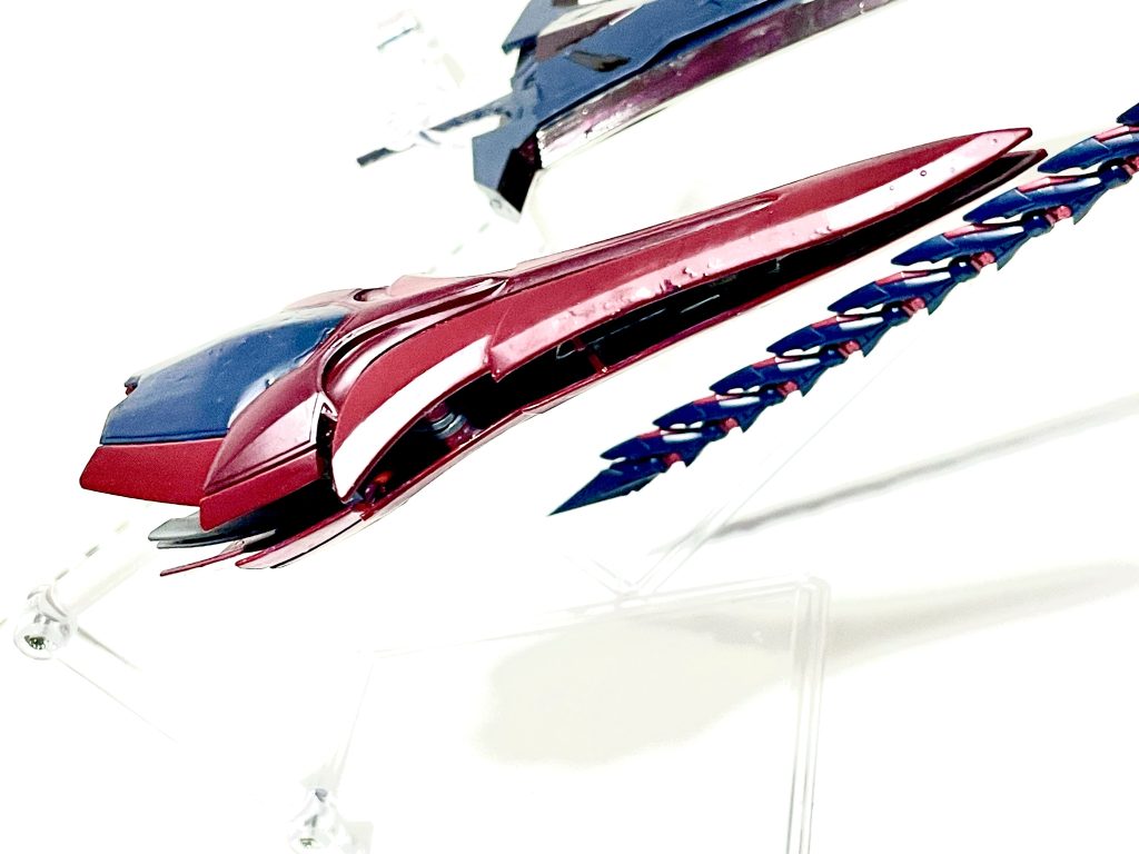 【アンフィテアトルム】ラテン語で「闘技場」を意味する１対の大型シールド。独自にジェネレーターとスラスターを持ち、移動に際しては単独飛行でエピオンに追従する。 ◆なおプラネイトディフェンサーを仕込んでおり、ヒートグラディウスと三基で防御フィールドを展開できる。