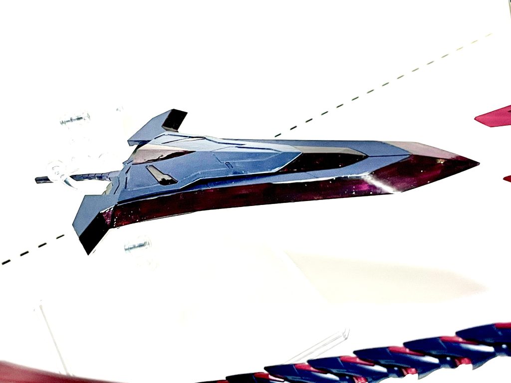 【ヒートグラディウス】MS本体に匹敵する巨大な実体剣。独自にジェネレーターとスラスターを持ち、移動に際しては単独飛行でエピオンに追従する。