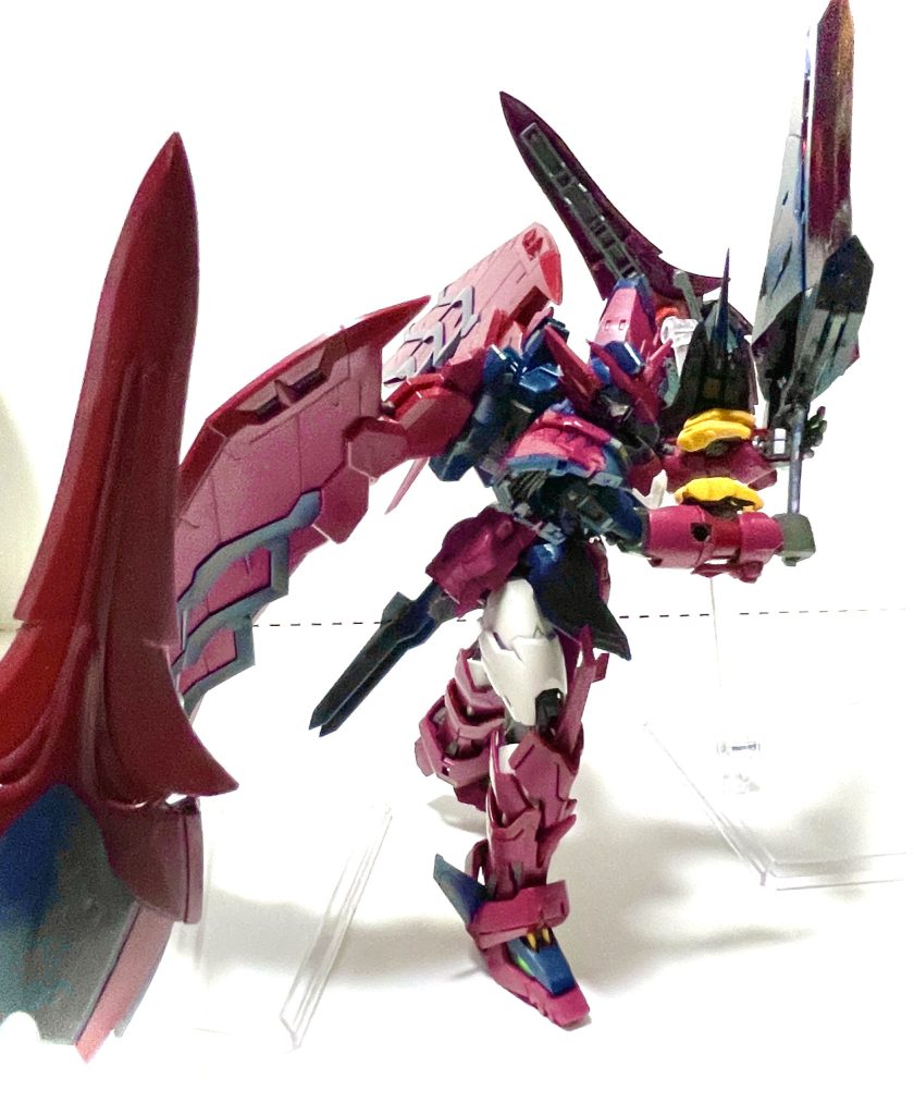 ・１対の大型シールド「アンフィテアトルム」は、エピオン専用の盾ではあるが、手に持って対戦者に対して使用するものでは無い。・「アンフィテアトルム」の役目は、エピオンと対戦者を、それ以外全てから守り、決闘の場を維持する事。・エピオンを中心に一定範囲を独自に飛翔して、侵入者を徹底的に阻む、「闘技場」の名の通り決闘の場の壁となる。・なお、騎士道精神の元、この大型シールドの舳先で突撃して攻撃する選択肢は無い。