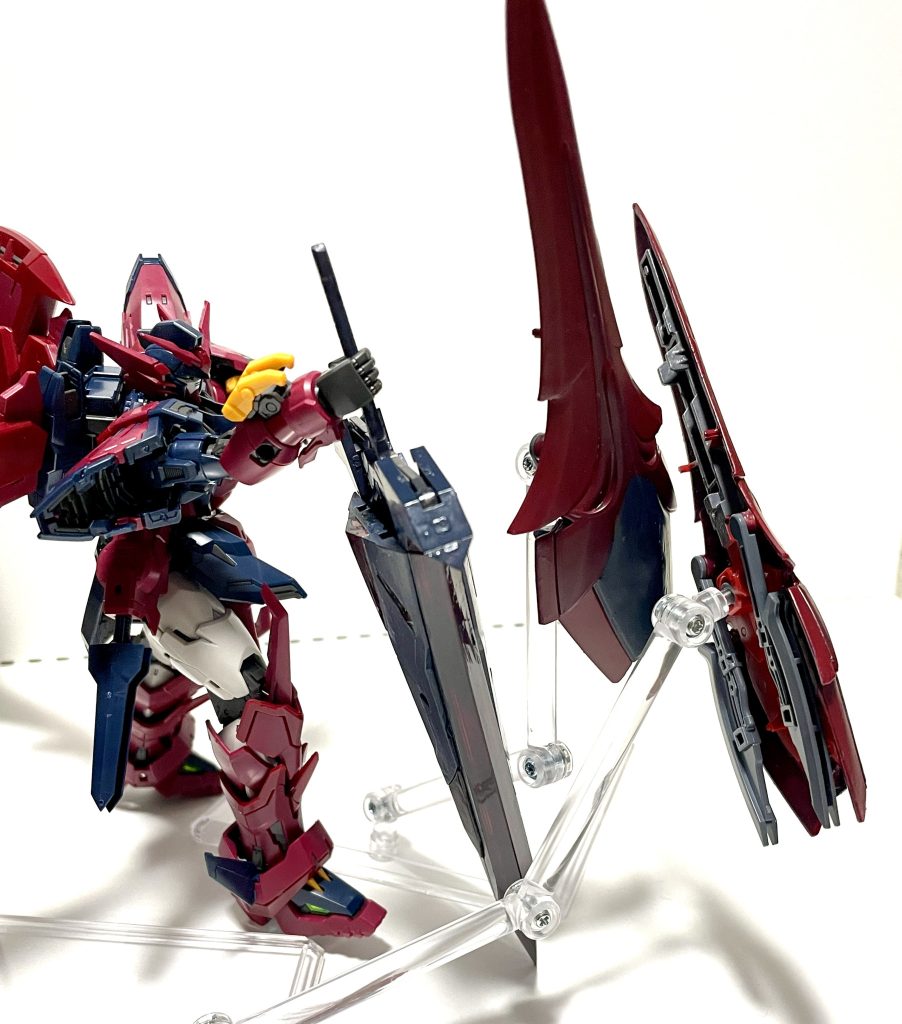 【アンフィテアトルム】・当然これら全てがガンダニュウム合金製であり、この面積の隅々まで積層構造と対ビーム耐性のシールドとして設計されている。・故に、ヒートグラディウスも含めて３枚を重ねれば、計算上はウイングガンダムのツインバスターライフルの直撃を受け止める事が可能である。・本機の目的は、剣による決闘で決着をつける事なのだから。