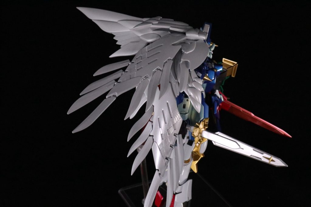 翼。RGウイングゼロから3枚ひと組にして固定でもどの角度からでもある程度どこかが目に入るようボリューム出してます。モチーフ元は折れ曲がったデザインだったので雰囲気出すために枚数で勝負してみようかと。