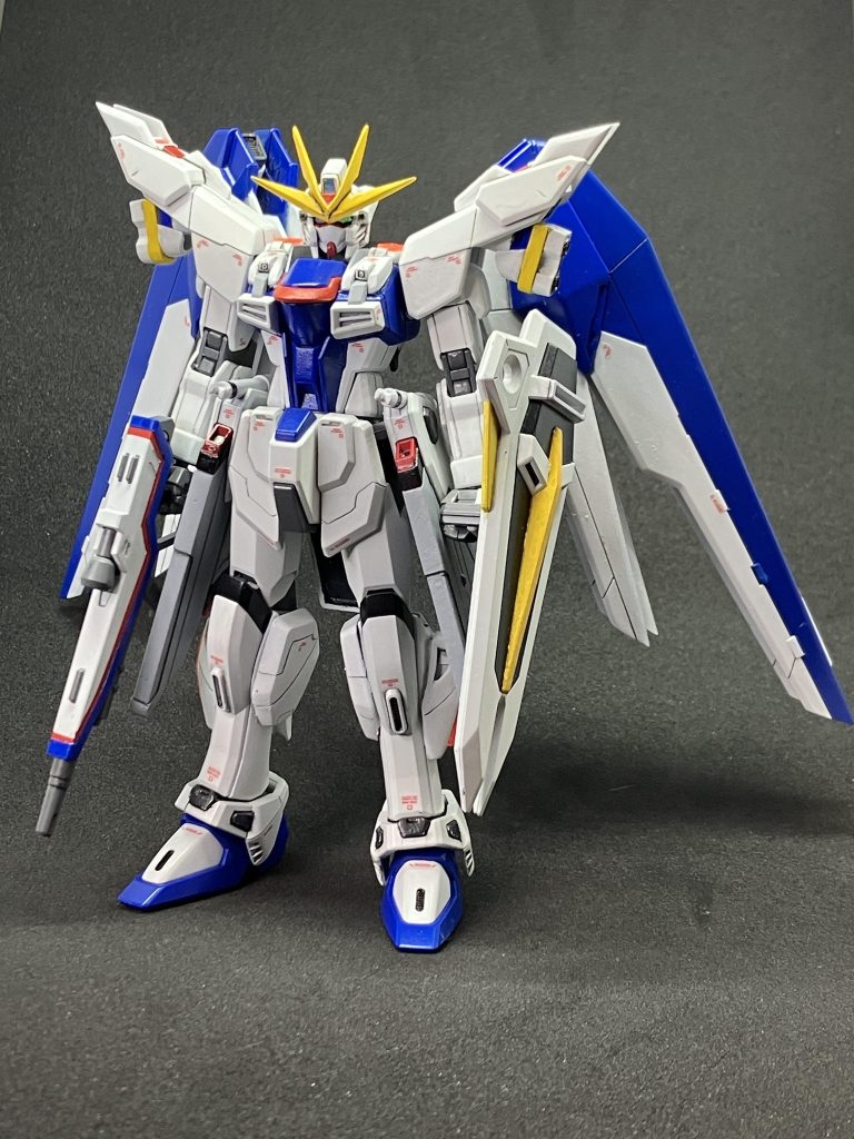 ルプスビームライフル改、ビームコーティングシールドは通常武装として携行。ビームライフルには赤いラインが追加された。