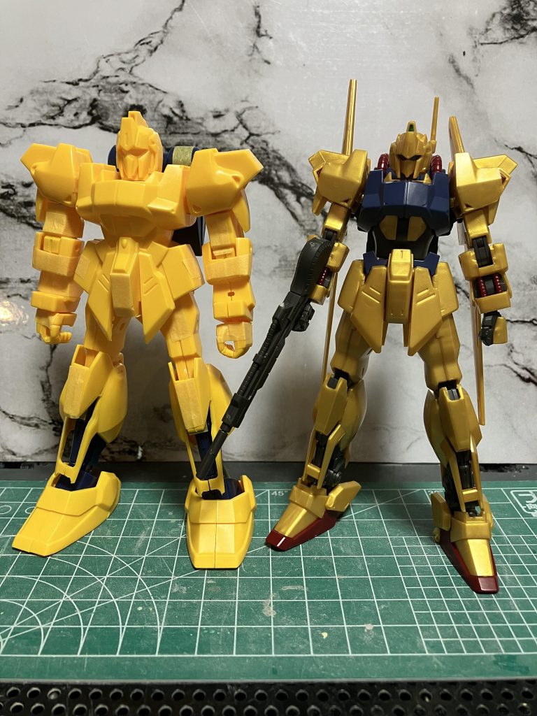 改造前の仮組状態です同じサイズの模型ですが、形状が全然違うのが面白いです笑旧キットのプロポーションにリバイブの稼働を取り込む事を目的に、この２体を贅沢にミキシングしました！