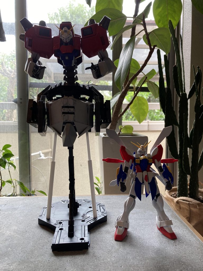 ガンダムヘッドの首?はディスプレイスタンドに100均やホームセンターで入手したビニルコードや塩ビホースなどをうじゃうじゃ巻きつけるようにして作りました