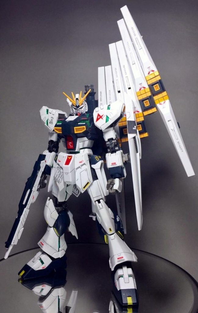 フレームアーキテクトにガワを被せるような形で制作。腰部アーマーは、Hi-νガンダムの物を使用。ほぼ全身に渡り、ディテールを追加。1部パーツをスクラッチしています。