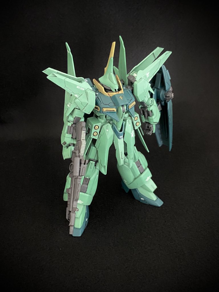 武装類はほとんど手を加えていません。本体同様少しディテールアップしたほか、シールドの肉抜き穴をプラ板で塞いだ程度です。