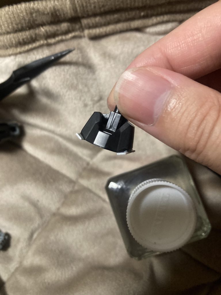 まずはプラ板加工その一。ダークハウンドとカオスガンダムでは腰の大きさが違うので、ダークハウンドのスリムな腰にプラ板をつけて少し太らせます。