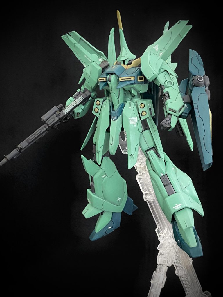 古いキットかつ股間部が独特の形状をしており最近のディスプレイスタンドに対応していないので乗せているだけです笑可変機構をもつ都合上、可動範囲はともかくとしてキットの発売時期からみれば可動軸は多くポーズは取らせやすいです。ただ、胸部の改修によってどうしても背面パーツをピッタリ合う形にスライドさせることが出来ず、断腸の思いで可変機構はオミットしました。