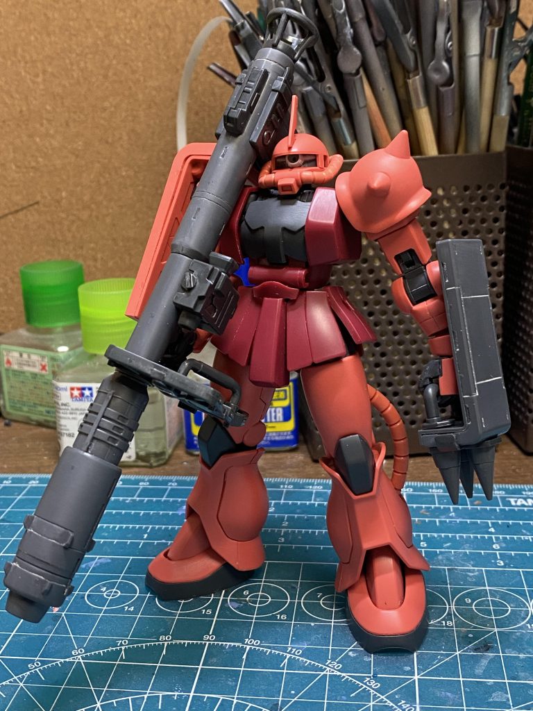 ほぼ加工前なんにもディテールが無い状態なので、HGオリジンザクやMG、RGと色んなザクからヒント貰って筋彫りもしましたねぇ