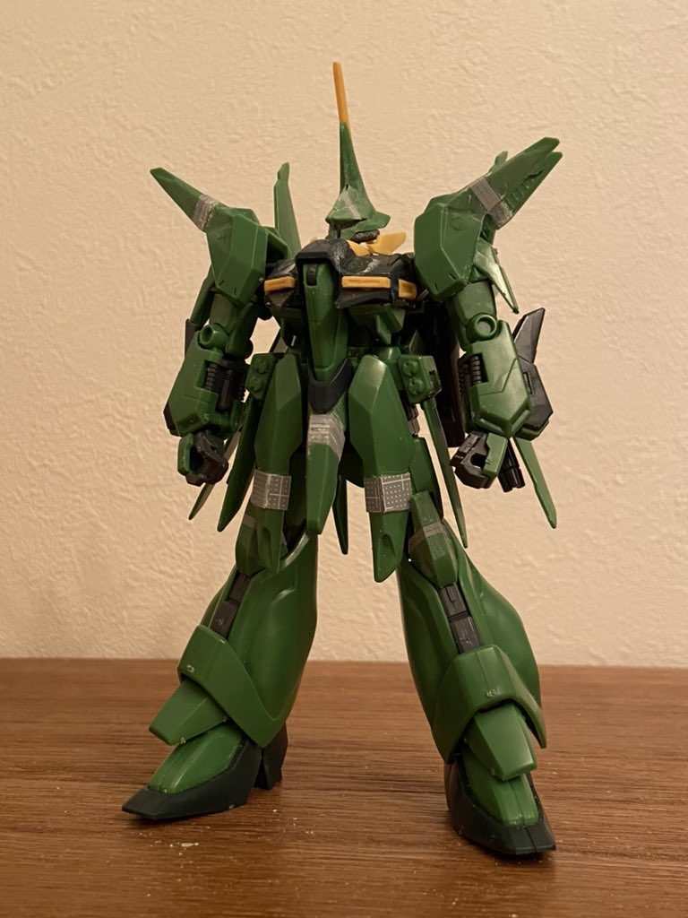 改修途中の画像です。当初は肩アーマーの突起は新造でなく既存パーツの延長で考えていました。
