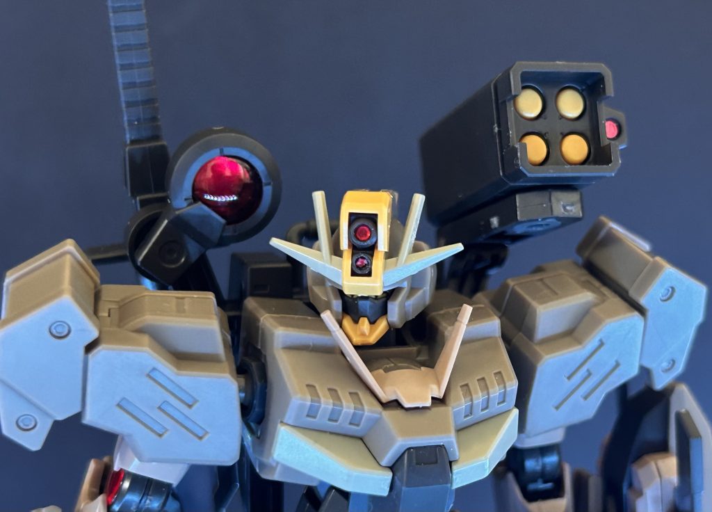 頭部センサー？みたいなところはパッケージをみて3Dメタリックシール赤を貼ってみました。