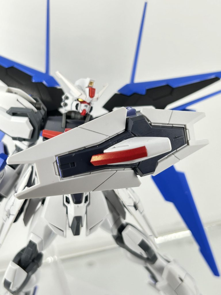 ゲシュマイディッヒパンツァー搭載シールドと、撃ち分けできるライフルで艦砲射撃を誤認させるくらい弾幕射撃可能