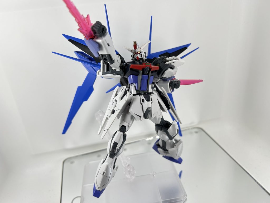 手甲搭載ビーム砲システム パルマフィオキーナビームシールドとしての運用やビーム刃を展開して近接戦闘ポルタノヴァの太ももポン付け