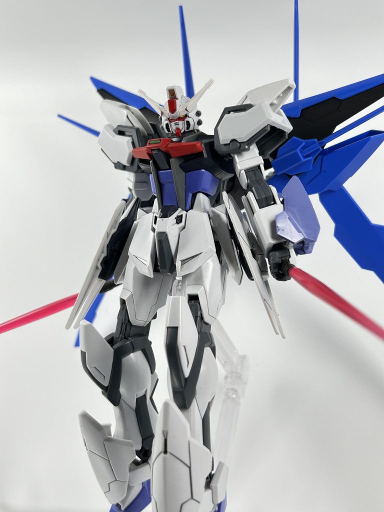 肩にあるストライクの膝サーベルラックに連結サーベルもできる