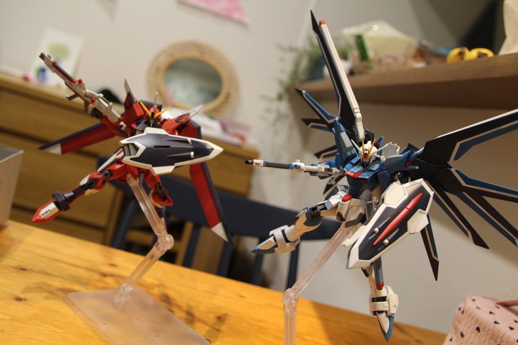 リビングにちょこんと。家が汚いのはご容赦いただきたいのですが、あえて部屋に置いてミニチュア感を味わうのも良いんですよね〜