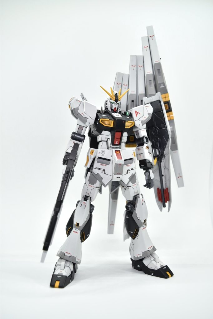 ディテールUP箇所・頭部バルカンを金属パーツに変更・レッドチップ貼り付け・胸部にプラ板貼り・バックパックとふくらはぎのスラスターにICソケット取り付け・プラ板にてシールド裏、リアスカートの裏に装甲のようなカバーを制作。そのくらいで、あとはひたすらタガネで彫ってディテールを追加していきました。太ももなんかは外装パーツが別れているような感じでスジ彫りして表現しました。頭部センサー、ツインアイ、ビームライフルのセンサーはメタリックグリーンに塗装後、UVレジンで上からコーティングしました。